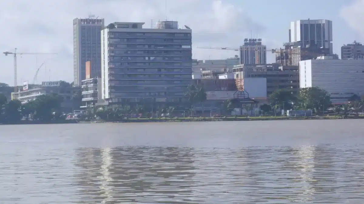 Quartier du Plateau, centre d'affaires d'Abidjan, face à la peur de la hausse du prix du carburant.