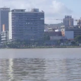 Quartier du Plateau, centre d'affaires d'Abidjan, face à la peur de la hausse du prix du carburant.