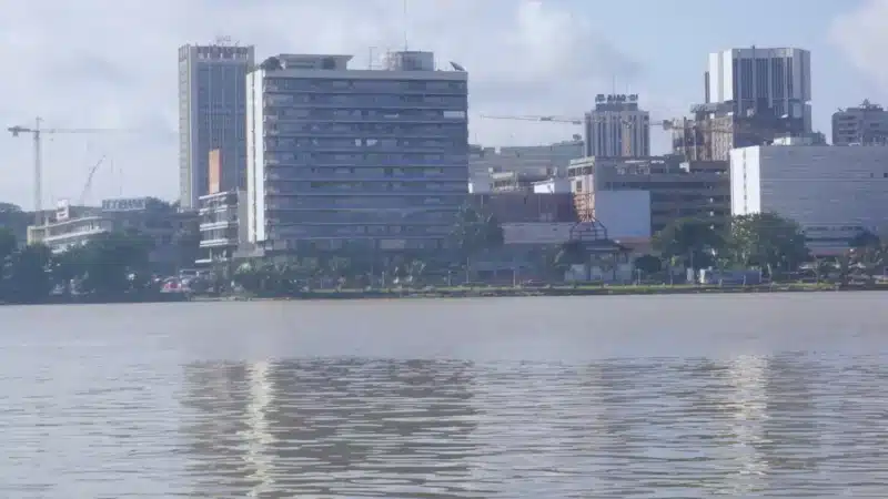 Quartier du Plateau, centre d'affaires d'Abidjan, face à la peur de la hausse du prix du carburant.