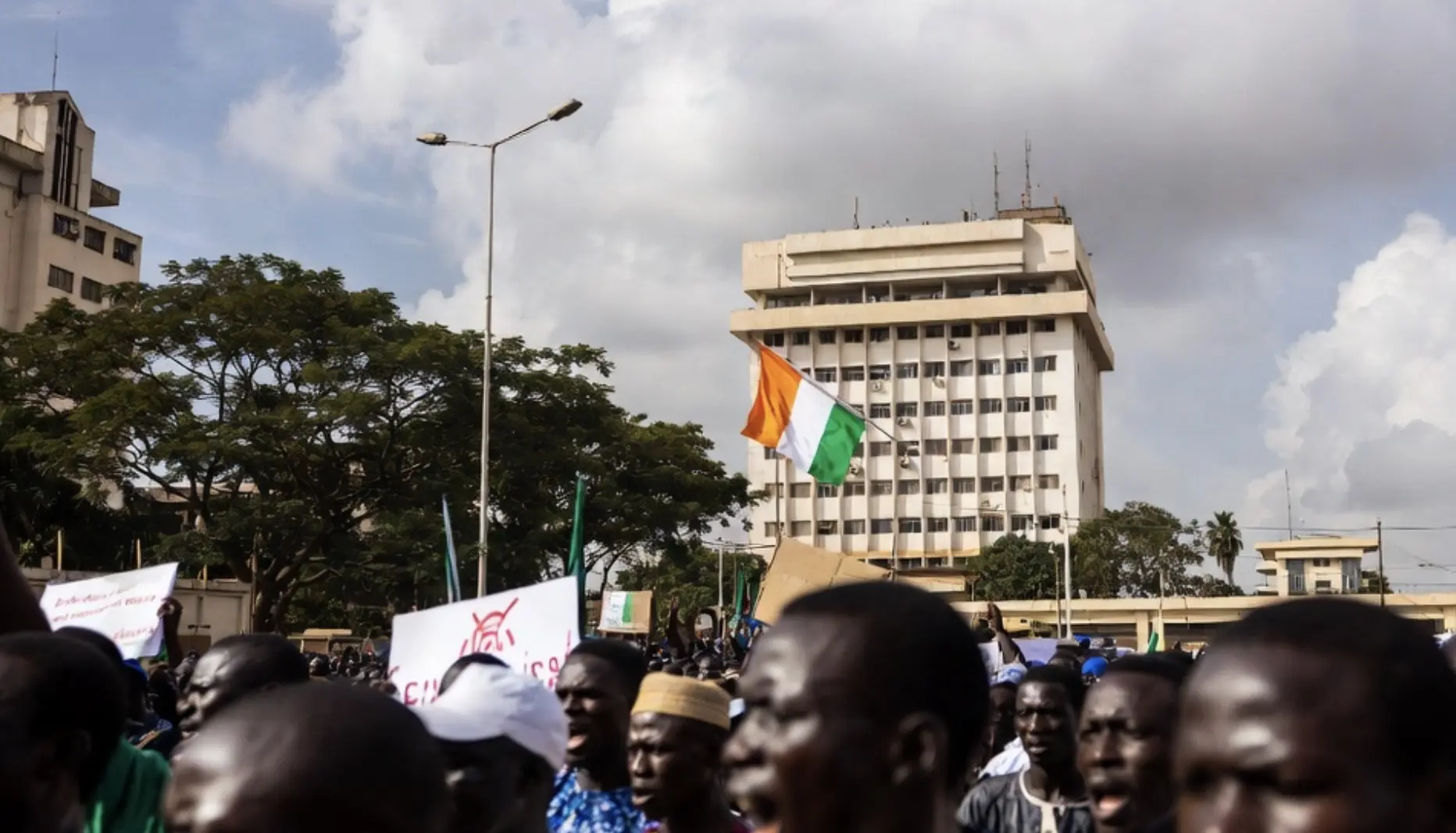 Panique à Washington : tirs lors d’un dîner officiel, Trump évacué en urgence