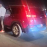 Incivisme à Abidjan : un conducteur fait une pose pipi sur le quatrième pont