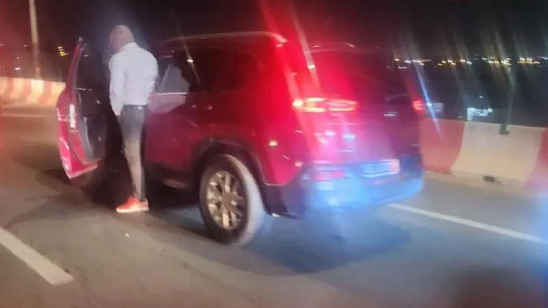 Incivisme à Abidjan : un conducteur fait une pose pipi sur le quatrième pont