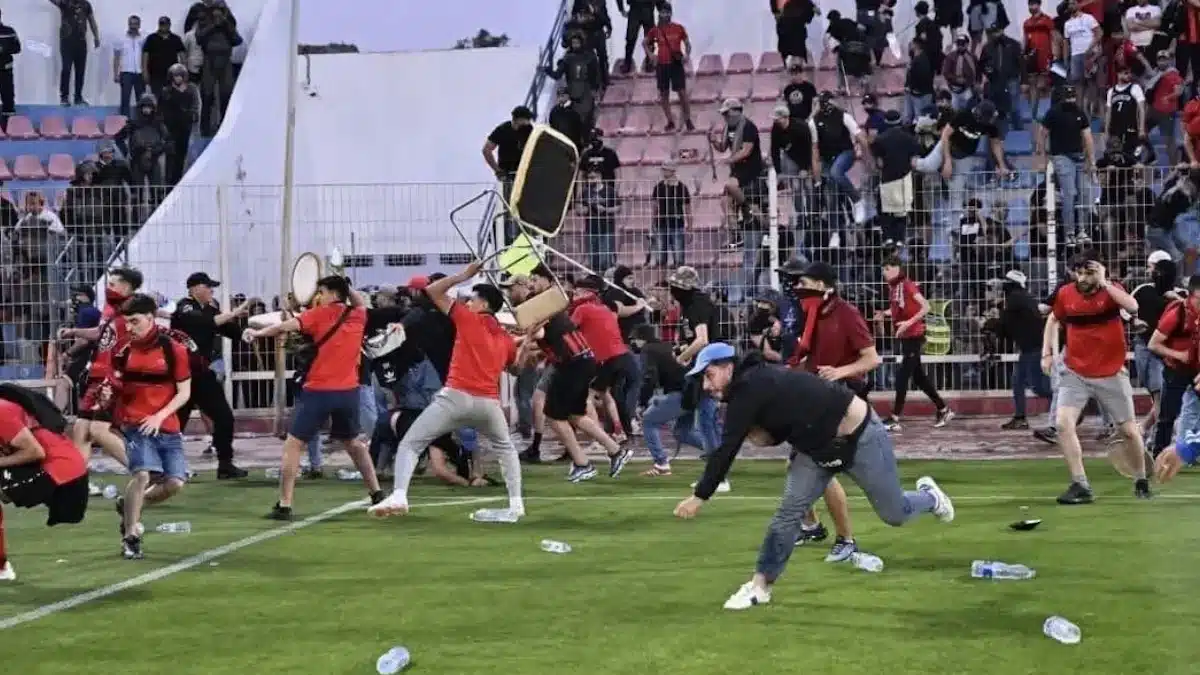 OC Safi-USM Alger : soirée explosive, débordements choquants des supporters algériens