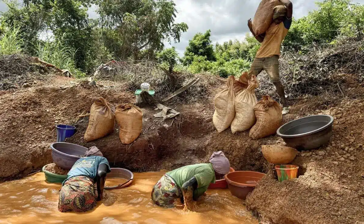 Côte d’Ivoire : la justice confrontée à l’afflux de prévenus burkinabè dans des affaires d’orpaillage clandestin