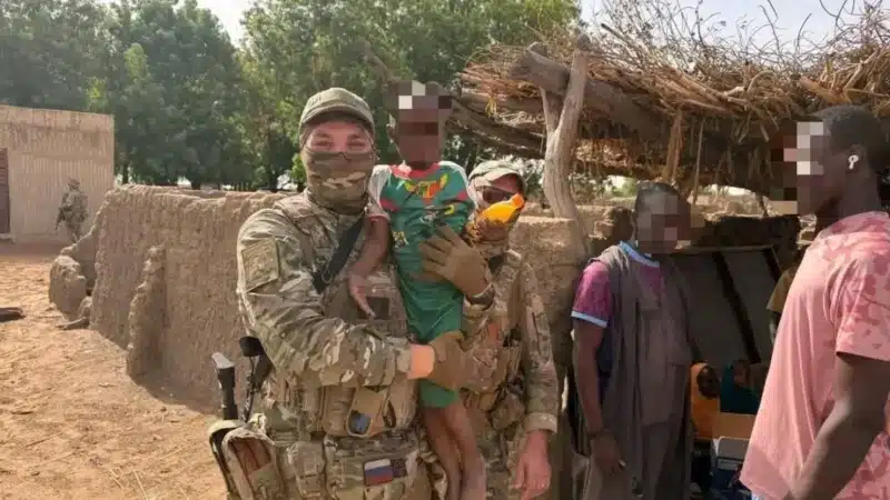 Mali : les mercenaires russes affichent leur proximité avec les habitants (1)