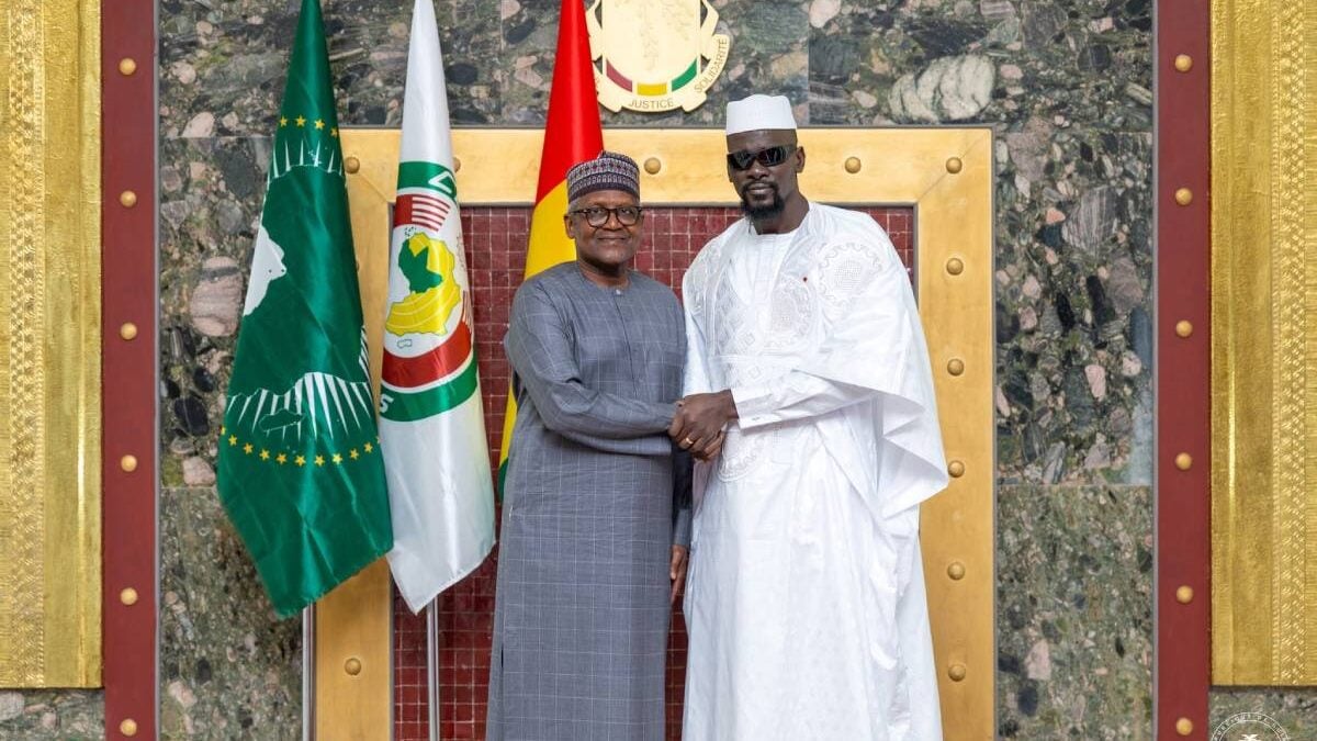 Guinée : Mamadi Doumbouya reçoit l'homme le plus riche d'AfriqueEt dans cette dynamique, chaque partenariat stratégique conclu aujourd’hui pourrait bien devenir l’un des fondements de la Guinée de demain.