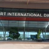 Au Niger, des affrontements entre assaillants et forces de défense et de sécurité sont constatés au petit matin de ce jeudi 18 juin 2026. Selon les premières informations, de violents tirs ont été entendus dans les environs de l'aéroport international Diori Hamani de Niamey, la capitale. Les militaires sont fortement mobilisés pour mener la riposte, mais les assaillants ne rebroussent pas chemin alors qu'ils ont déjà accédé à la zone aéroportuaire. L'aéroport international Diori Hamani de Niamey visé par une attaque armée. La situation est encore floue. Les premières informations font état d'un groupe armé qui a réussi à pénétrer la zone aéroportuaire, rapporte RFI. La riposte de l'armée est encore en cours. Aucun bilan n'est encore disponible.