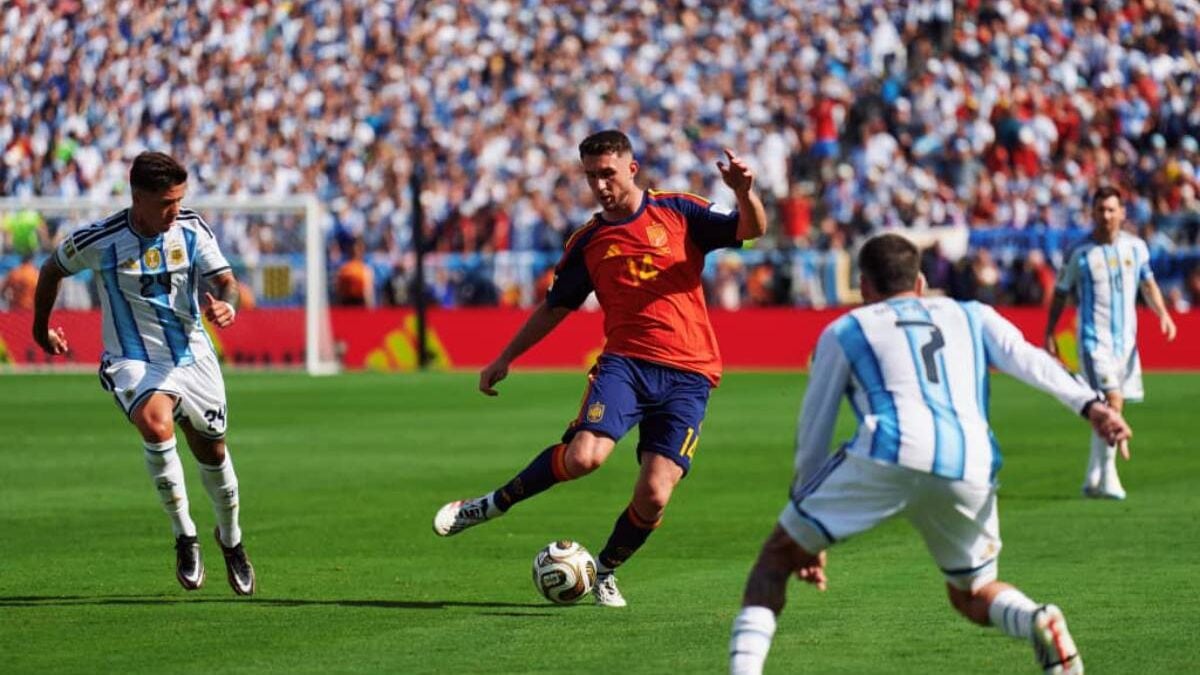 Mondial 2026 : l'Espagne bat l'Argentine dans un duel intense et décroche le trophée
