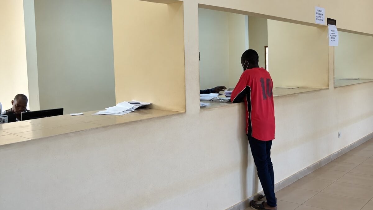 Guichet de l'ONECI où les usagers retirent leur carte nationale d'identité en Côte d'Ivoire