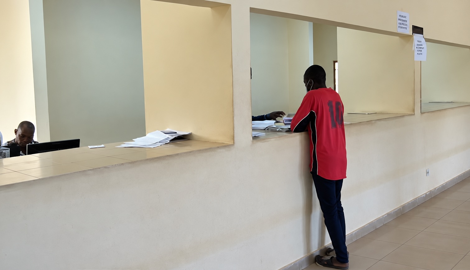 Côte d'Ivoire : vérifier la disponibilité de sa CNI, son duplicata et ses papiers en ligne Guichet de l'ONECI où les usagers retirent leur carte nationale d'identité en Côte d'Ivoire