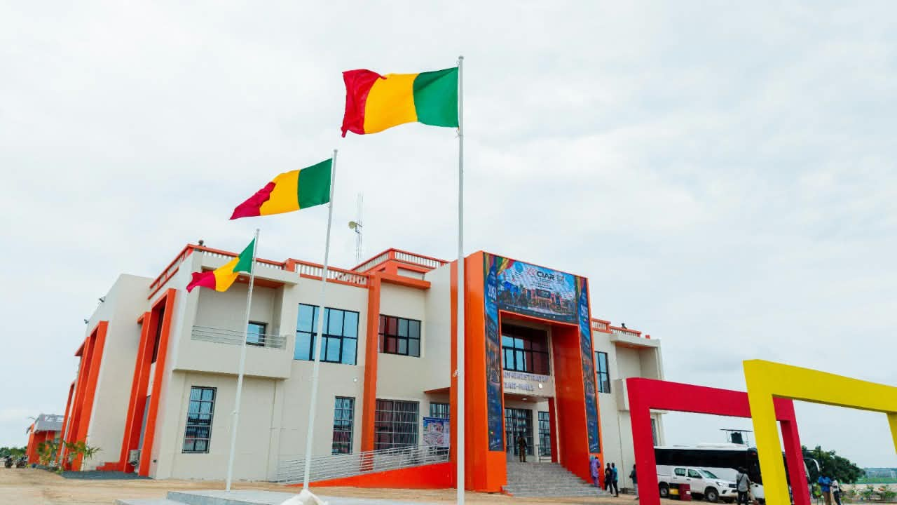 Mali : Assimi Goïta inaugure le complexe CIAR-Mali Mali : Assimi Goïta inaugure le complexe CIAR-Mali - Afrique sur 7