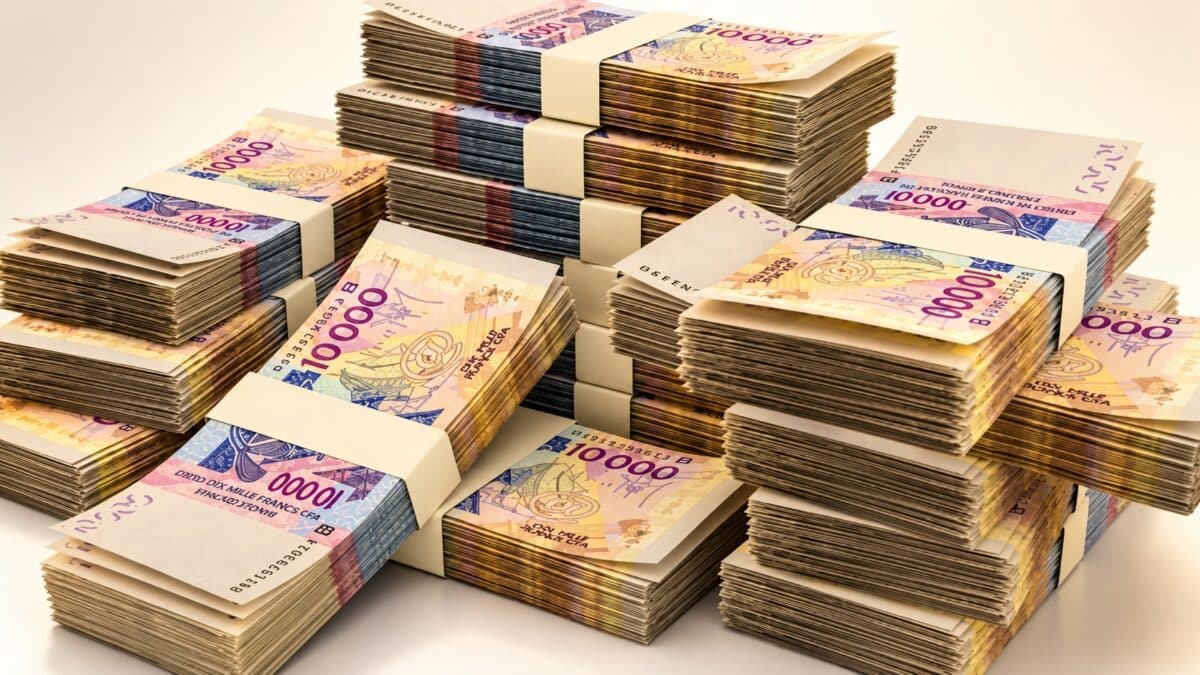 CBAO 120 millions : liasses de billets de 10 000 francs CFA