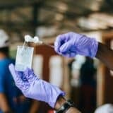 Ebola au Nigeria : une souche sans vaccin arrive à Abuja
