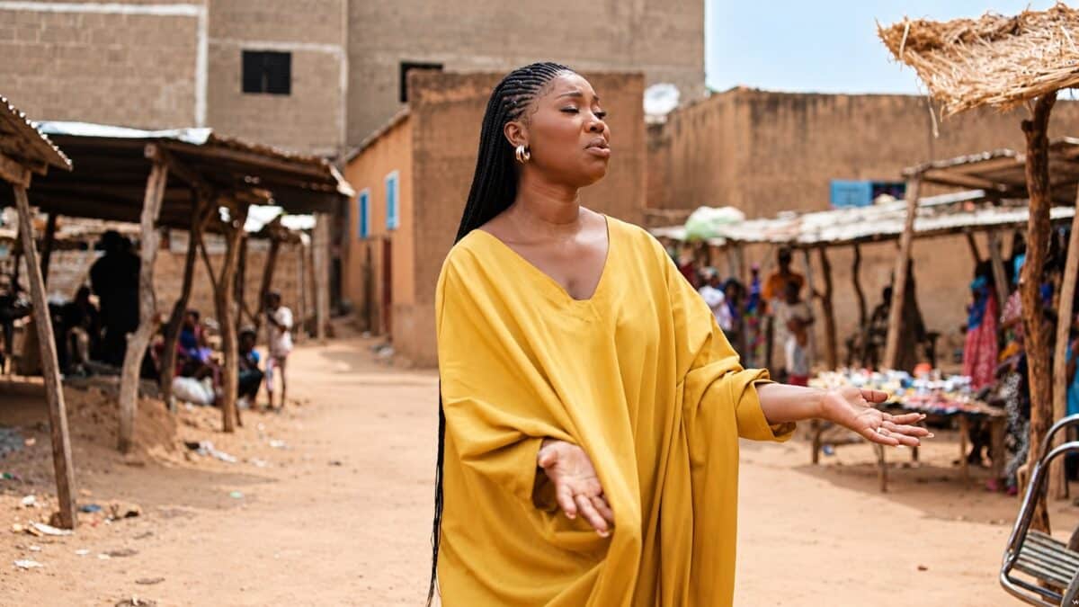 Roseline Layo - DIA (Music Video Officiel)