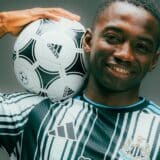 Bazoumana Touré, ailier ivoirien de Newcastle, ballon sur l'épaule