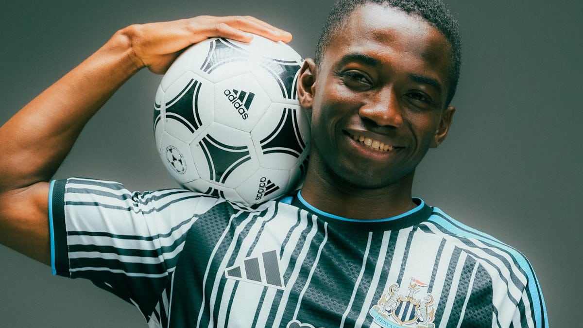 Bazoumana Touré, ailier ivoirien de Newcastle, ballon sur l'épaule