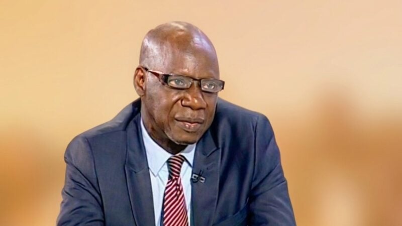 Benson Diakité, journaliste malien et ancienne voix de RFI, sur un plateau de télévision