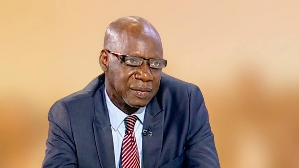 Benson Diakité, journaliste malien et ancienne voix de RFI, sur un plateau de télévision
