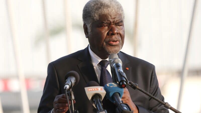 Biographie Robert Beugré Mambé, Premier ministre de Côte d'Ivoire, au pupitre en janvier 2024