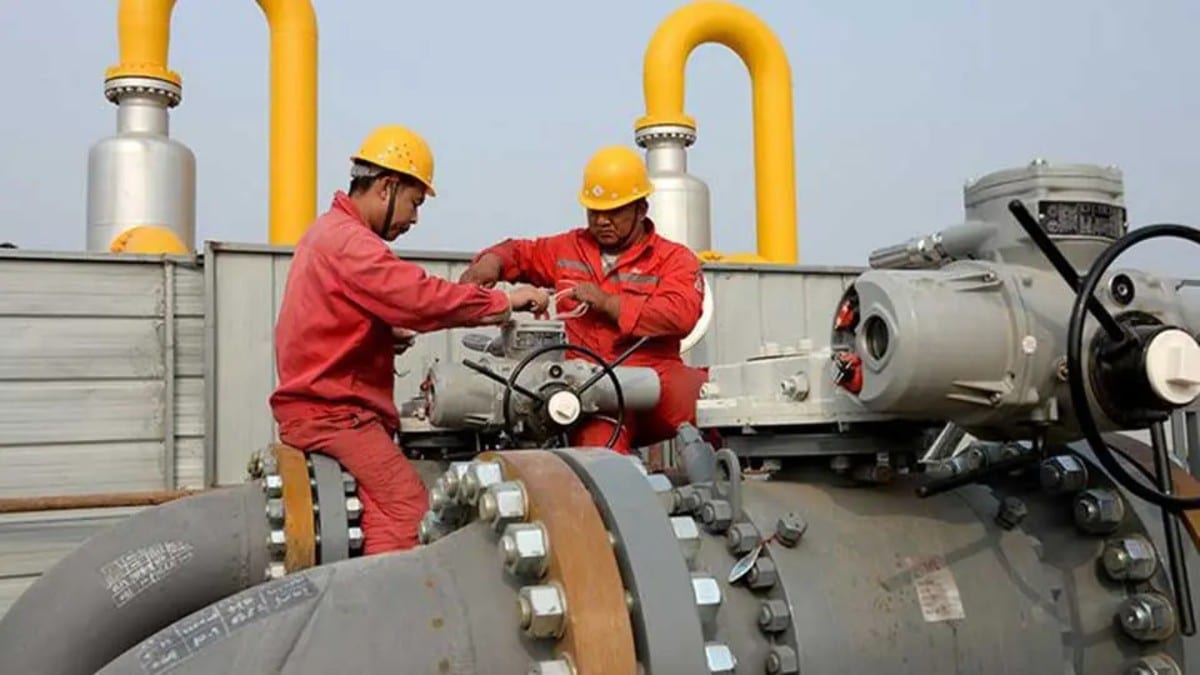 Techniciens de CNPC Niger sur une installation pétrolière, éruption de pétrole au Niger