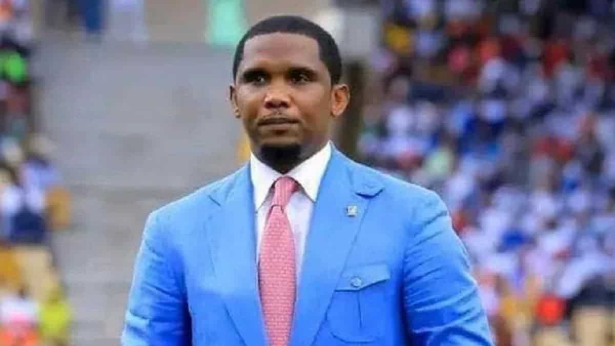 Fortune de Samuel Eto'o en 2026 : l'ancien attaquant camerounais, président de la Fecafoot, en costume bleu
