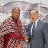Ghana BRICS : Samuel Okudzeto Ablakwa, ministre ghanéen des Affaires étrangères, avec Wang Yi en 2025