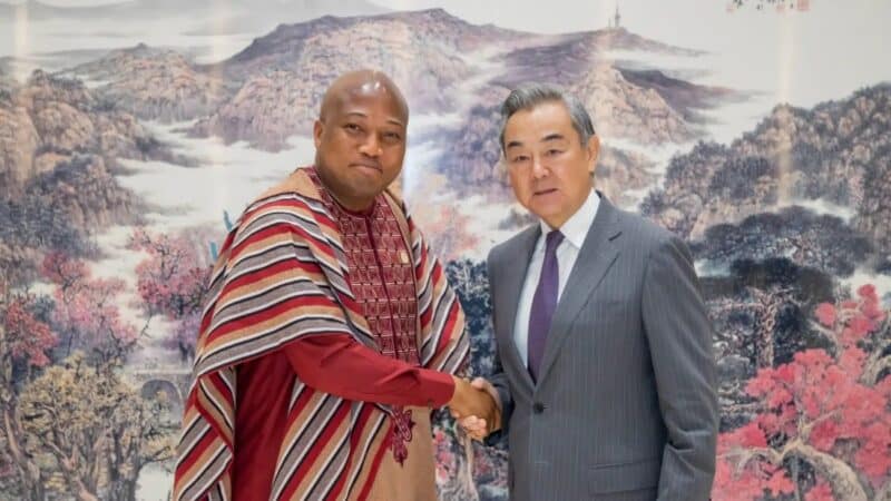Ghana BRICS : Samuel Okudzeto Ablakwa, ministre ghanéen des Affaires étrangères, avec Wang Yi en 2025