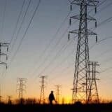 Grève Senelec : pylônes et lignes à haute tension au coucher du soleil