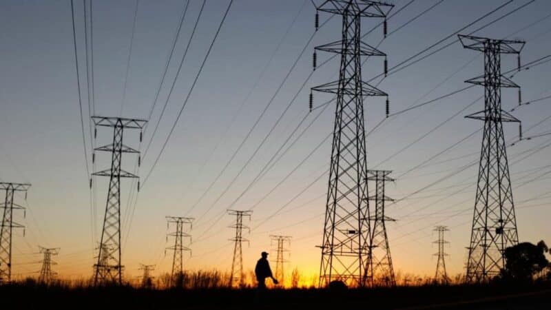 Grève Senelec : pylônes et lignes à haute tension au coucher du soleil