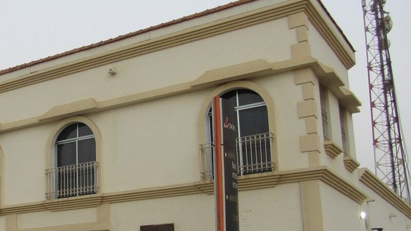 Groupe Sonatel, bâtiment de l’opérateur et pylône de télécommunication à Saint-Louis du Sénégal