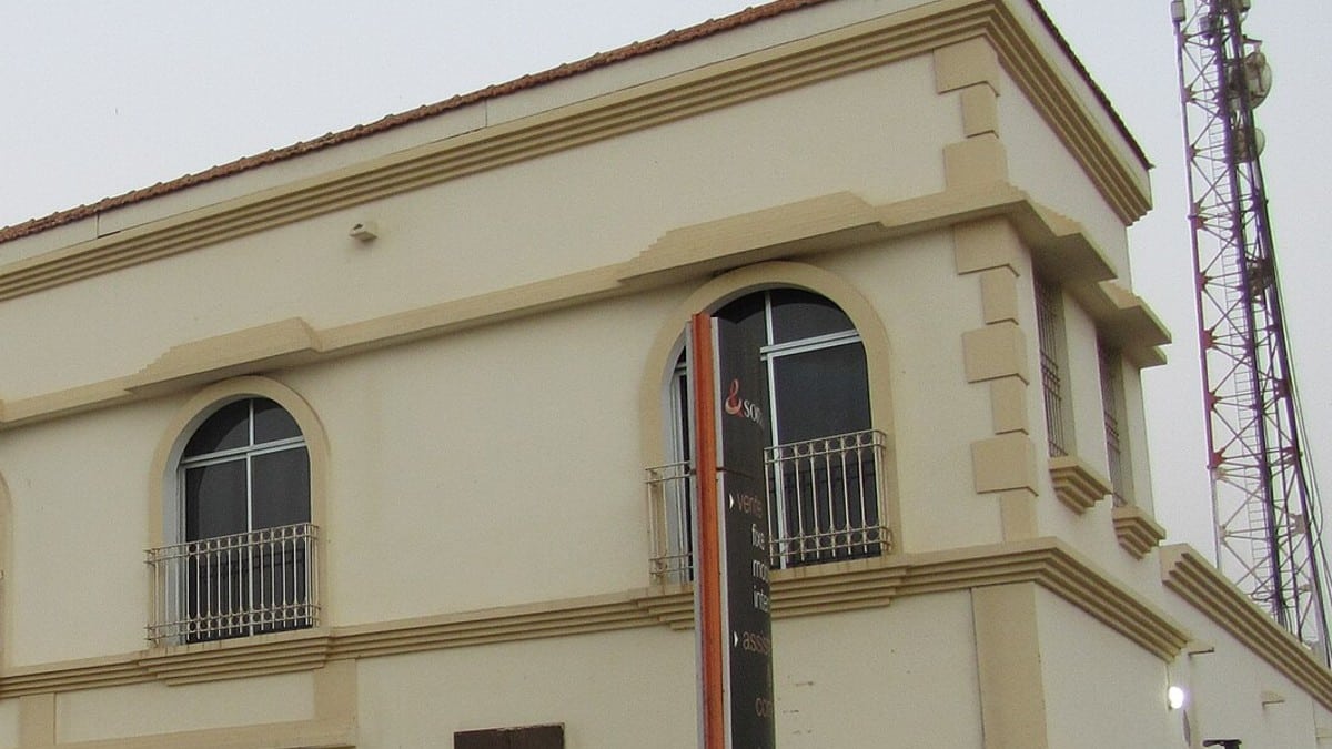 Groupe Sonatel, bâtiment de l’opérateur et pylône de télécommunication à Saint-Louis du Sénégal