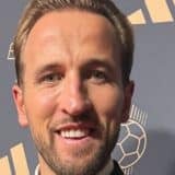 Harry Kane, Ballon d’Or 2026, souriant lors de la cérémonie à Londres
