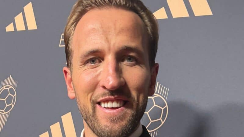 Harry Kane, Ballon d’Or 2026, souriant lors de la cérémonie à Londres