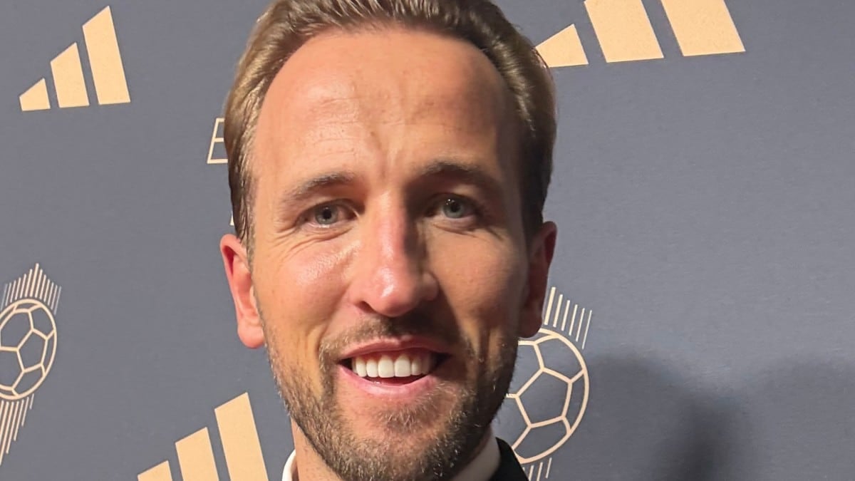 Harry Kane, Ballon d’Or 2026, souriant lors de la cérémonie à Londres