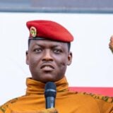 Ibrahim Traoré, président de la transition du Burkina Faso, poing levé lors d'un discours