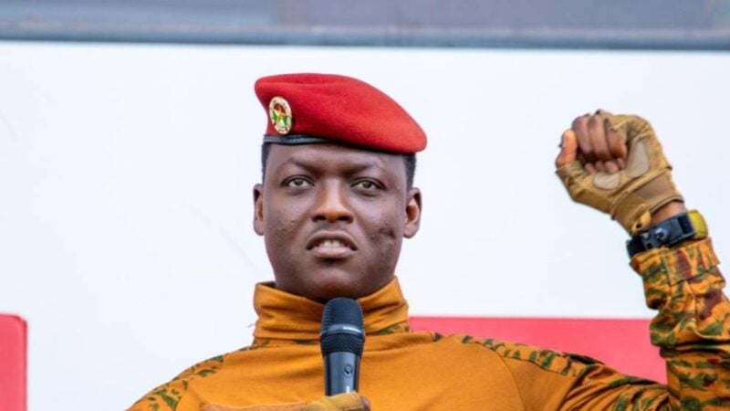 Ibrahim Traoré, président de la transition du Burkina Faso, poing levé lors d'un discours