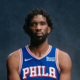 Joel Embiid, pivot camerounais des Philadelphia 76ers, en maillot des Sixers