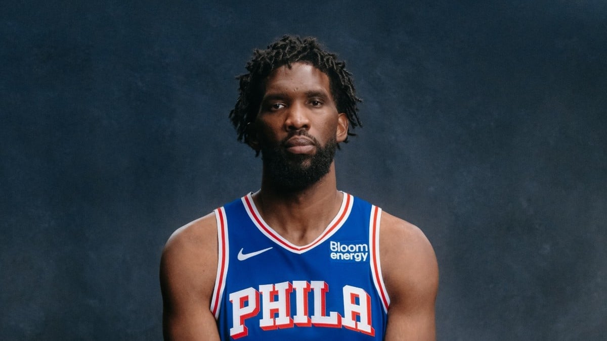 Joel Embiid, pivot camerounais des Philadelphia 76ers, en maillot des Sixers