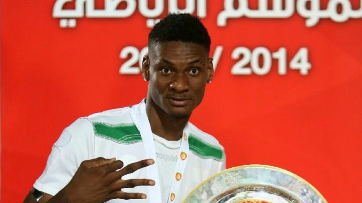 Jumaa Saeed, attaquant ivoirien, avec le trophée du championnat d'Oman 2013-2014