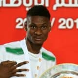 Jumaa Saeed, attaquant ivoirien, avec le trophée du championnat d'Oman 2013-2014