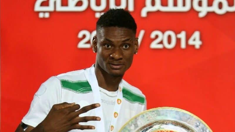 Jumaa Saeed, attaquant ivoirien, avec le trophée du championnat d'Oman 2013-2014