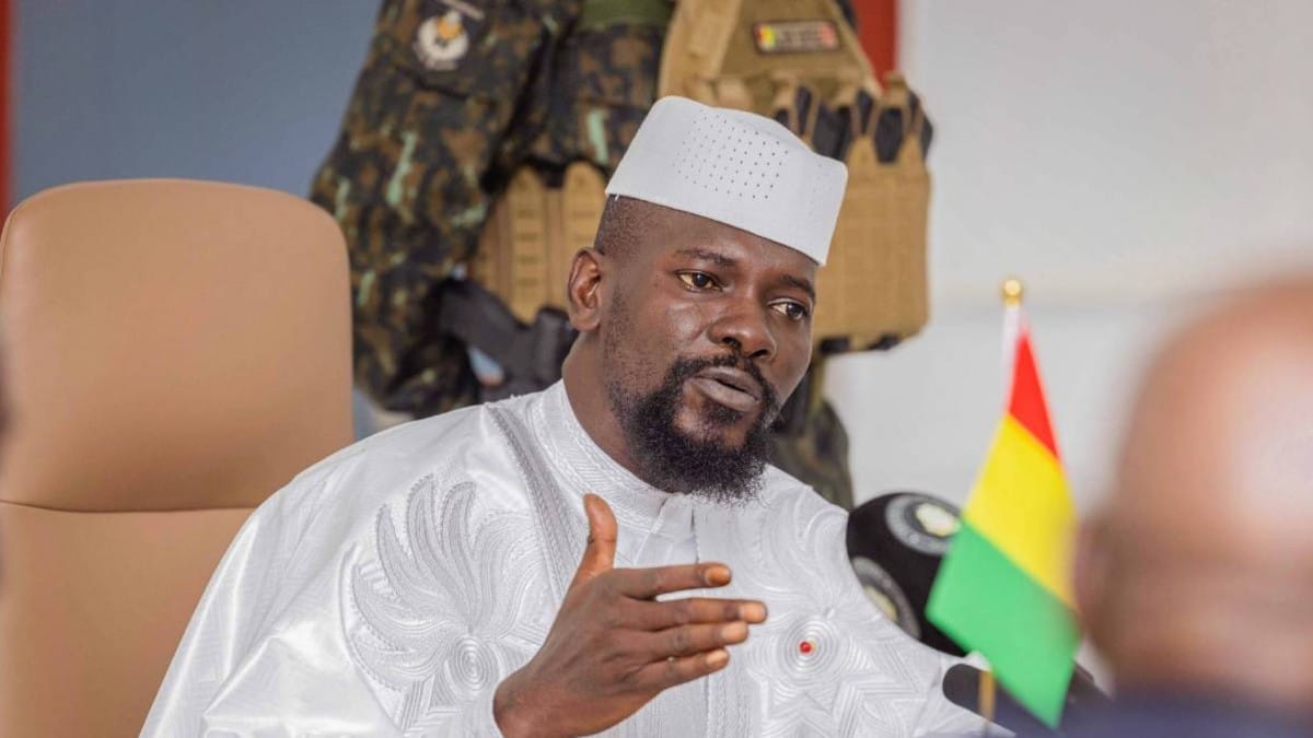 Mamadi Doumbouya, président de la Guinée, qui a fixé les élections sénatoriales et régionales
