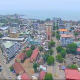 Mohamed Lamine Bangoura condamné par la CRIEF : vue aérienne de Conakry, où siège la juridiction
