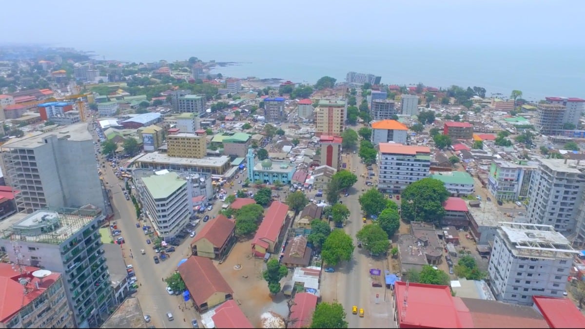 Mohamed Lamine Bangoura condamné par la CRIEF : vue aérienne de Conakry, où siège la juridiction
