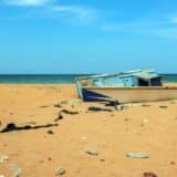 Naufrage au large de Djibouti : une embarcation échouée sur une plage d'Obock, point de départ des migrants vers le Yémen