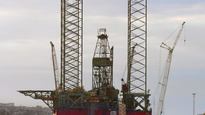 Plateforme pétrolière au Gabon : une plateforme de forage autoélévatrice (illustration)