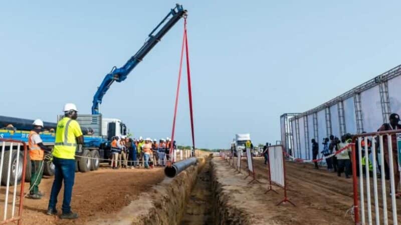 Réseau gazier du Sénégal : pose d'une canalisation de gazoduc sur un chantier