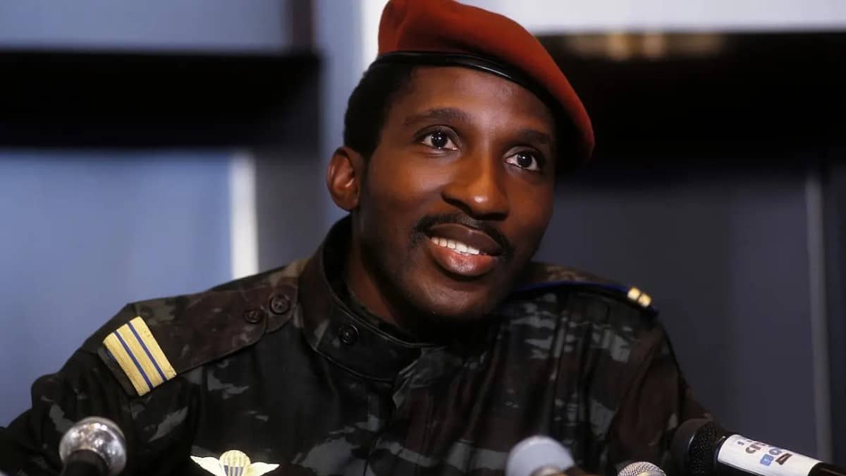 Thomas Sankara, capitaine et président du Burkina Faso, en conférence de presse avec son béret rouge