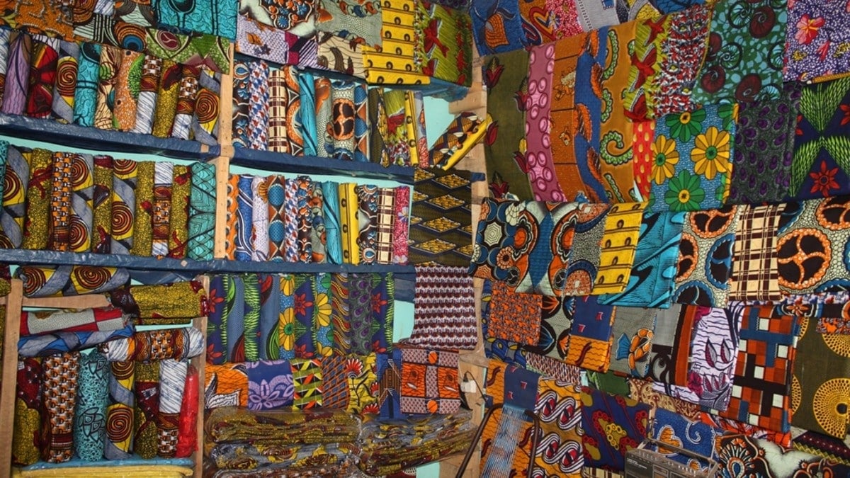 Uniwax, rouleaux de pagne wax exposés dans une boutique d'Afrique de l'Ouest