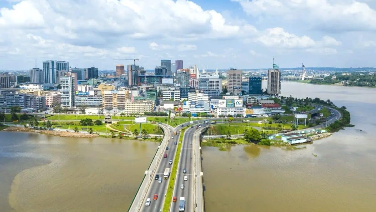 Urbanisation en Côte d'Ivoire : vue aérienne du Plateau à Abidjan